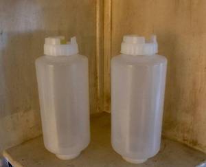 lot 1072 image: FIFO 32oz Squeeze Bottles (perfect for paint)