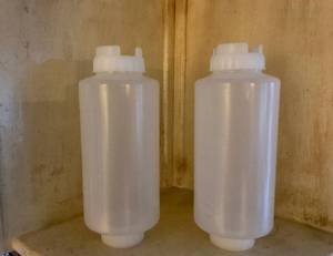 lot 1073 image: FIFO 32oz Squeeze Bottles (perfect for paint)