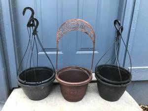 lot 1076 image: Welcome Resin Planter (and hanging planters)