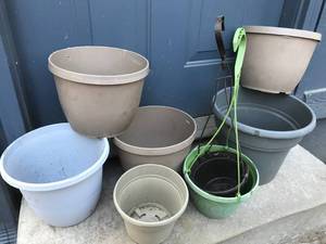 lot 1077 image: Assortment of Resin Planters