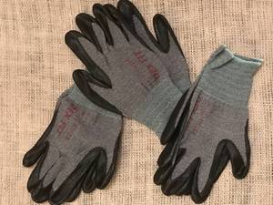 lot 1079 image: WorkGarden Gloves--set of 3 (size Medium)