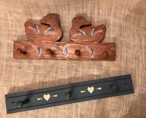 lot 1084 image: Farmhouse Country Wood Wall hooks