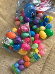 lot 1085 image: Large Assortment of Plastic Eggs