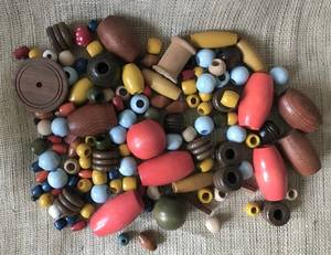 lot 1086 image: Assortment of Wood Beads