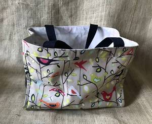 lot 1096 image: Thirty One bag with bird print (and side pockets)