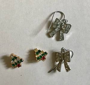 lot 1101 image: Christmas Tree and Bow Earrings