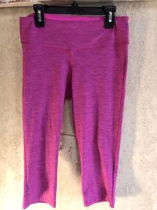 lot 1109 image: New Balance Dry Fit crop work out pants