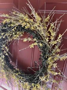 lot 1113 image: 18 Yellow Grapevine and Floral Door Wreath