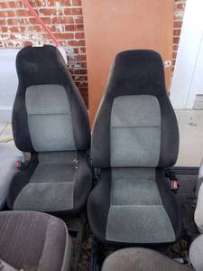 lot 3002 image: 2 Black Buckets Seats Fits Ford