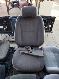 lot 3004 image: Single Ford bucket seat w Seat belts