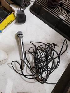 lot 3040 image: Realalistic Microphone