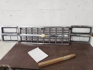 lot 3116 image: OEM GMC Grille w Headlight Bezels