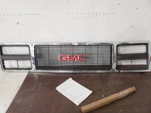 lot 3117 image: OEM GMC Grille w Headlight Bezels
