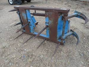 lot 3139 image: Tractor loader mount hay mover grabber