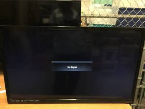 lot 5309 image: Vizio 32 Flat Screen Tv
