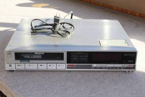 lot 2831 image: Sony BetaMax Video Cassette Recorder SL-10