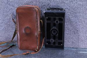 lot 2820 image: Vintage Jiffy-Kodak Six-16 Camera with Carrying Case