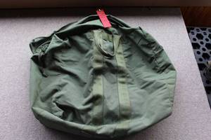 lot 2862 image: Large Army Surplus Green Canvas Bag 22x21