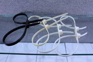 lot 2866 image: Lot of 4 Zip Tie Handcuffs Army Surplus