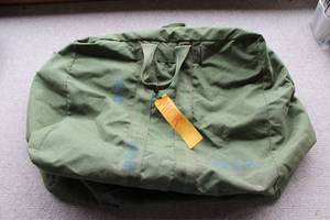 lot 2878 image: Medium Army Surplus Green Nylon Bag 23x20 (4 small holes on bottom of bag)