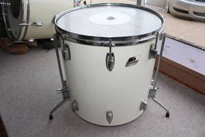 lot 2882 image: Ludwig Floor Tom Drum
