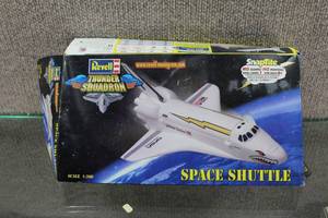 lot 2907 image: Revell Thunder Squadron SnapTite Space Shuttle Kit 1200 Scale. Includes Stand and Stickers