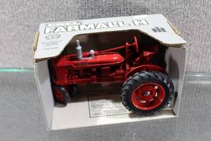 lot 2915 image: Vintage NIB Ertl Diecast Farmall H Tractor. 1 116th Scale International Harvester