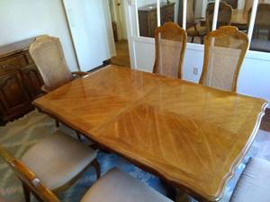 lot 8974 image: Bernhardt dining table 6 chairs and 2 table Leafs very beautiful set