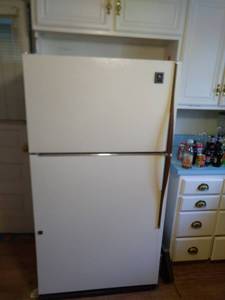 lot 8978 image: General Electric refrigerator works