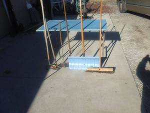 lot 8926 image: Yard tool lot includes snow shovel