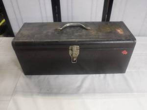 lot 8932 image: Metal tool box