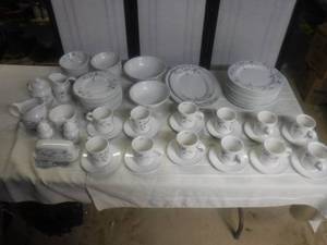 lot 8946 image: 72 pieces of Pfaltzgraff dinner ware dishes