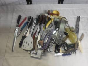 lot 8948 image: Misc kitchen utensil tools
