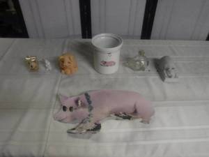 lot 8957 image: Cute pig lot decor