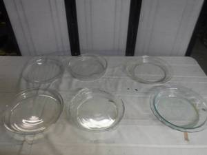 lot 8964 image: 6 Glass pie plates