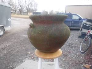 lot 12486 image: Large heavy planter- one handle is missing
