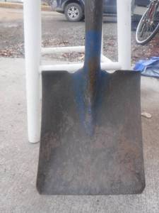 lot 12488 image: Long handle shovel