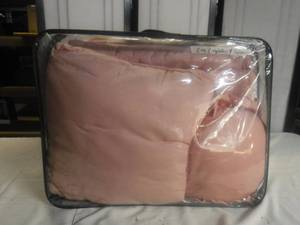lot 12500 image: King sized comforter and pillow shams