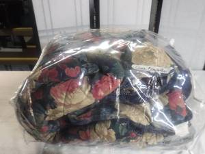 lot 12501 image: Queen bed comforter