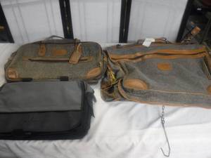 lot 12517 image: Suit case lot