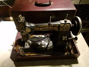 lot 19150 image: Vintage White Rotary Electric Sewing Machine