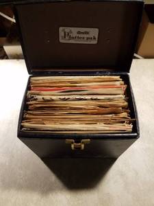 lot 19151 image: Lot of Vintage 45 RPM Record Singles