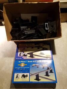 lot 19154 image: Lot of Assorted Model Train Track Piers