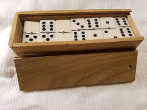 lot 19172 image: Vintage Dominoes Set