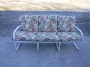 lot 12571 image: Nice outdoor bench with cushions