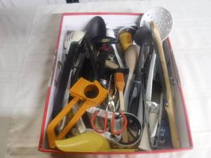 lot 12600 image: Box full of kitchen utensils