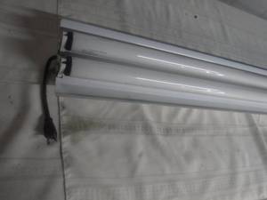 lot 12662 image: Fluorescent shop light tested works