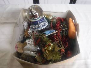 lot 12695 image: Holiday Decorations Lot