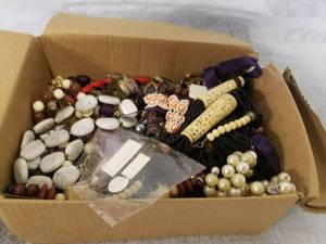 lot 11464 image: Box of Costume Jewelry