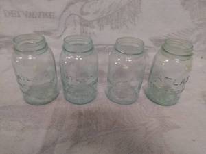 lot 11523 image: Set of 4 Atlas String Shoulder Quart Mason Jars